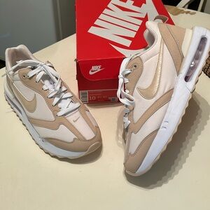 NIKE Air Max Dawn for women. Size 10